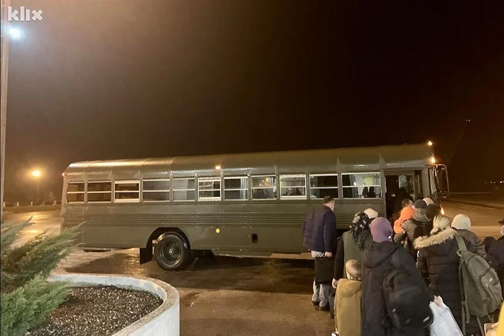 Čudni prizori na aerodromu u Tuzli: Putnike do piste prevoze u starom vojnom autobusu