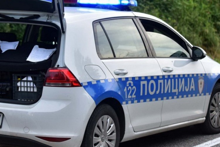 Gorio auto u garaži tržnog centra u Banjaluci