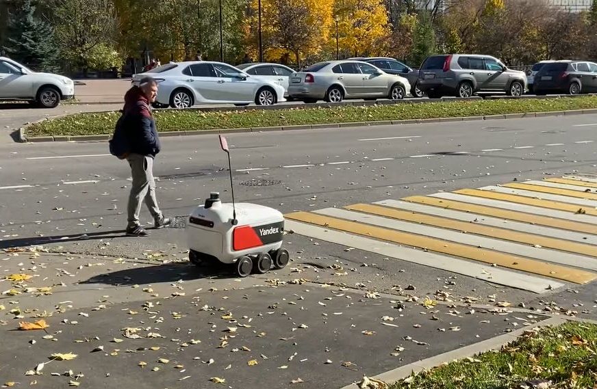 POŠTARI VELIČINE KOFERA Roboti na točkovima počeli da dostavljaju poštu u Moskvi