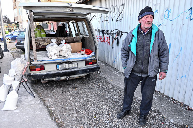 Ševko godinama prodaje kreč: „Više izađem da popričam s ljudima, nego što zaradim“ (FOTO)