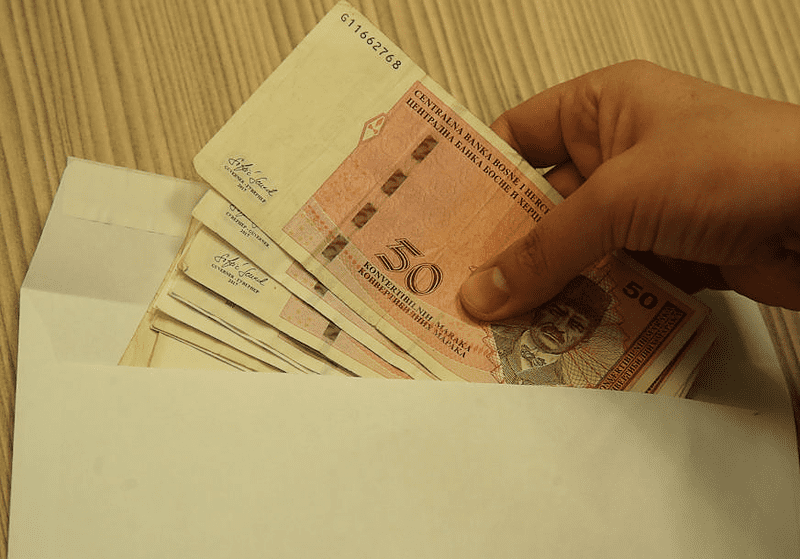 PROSJEČNA NOVEMBARSKA PLATA 966 KM Najslabije plaćeni radnici u ugostiteljstvu