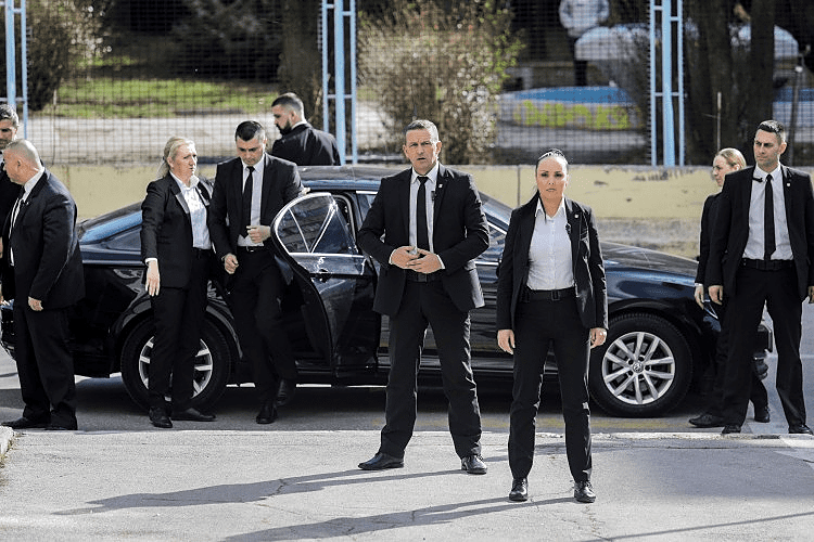 Čeliče policijske redove za zaštitu političara