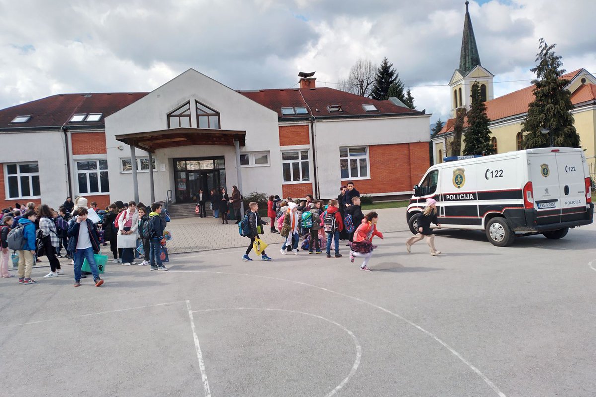 Najmanje 15 škola u Sarajevu dobilo dojavu o bombi