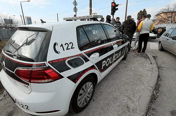 Teška saobraćajna nesreća: Sudar tri vozila, POGINULA JEDNA OSOBA