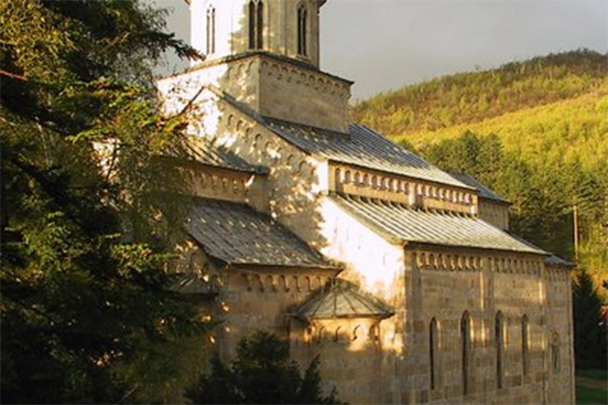 Lažni sveštenik iz Albanije provocirao u Visokim Dečanima