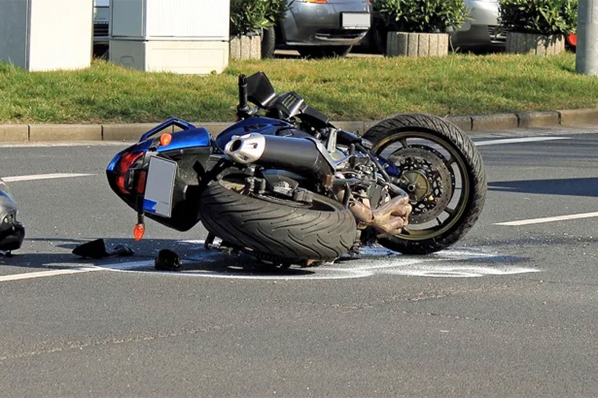Stravična nesreća kod Dervente, poginuo motociklista