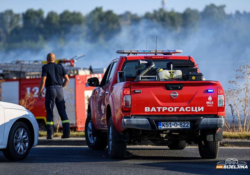 VATROGASCI OSTAJU DEŽURATI Uspostavljen saobraćaj na bijeljinskoj obilaznici nakon požara