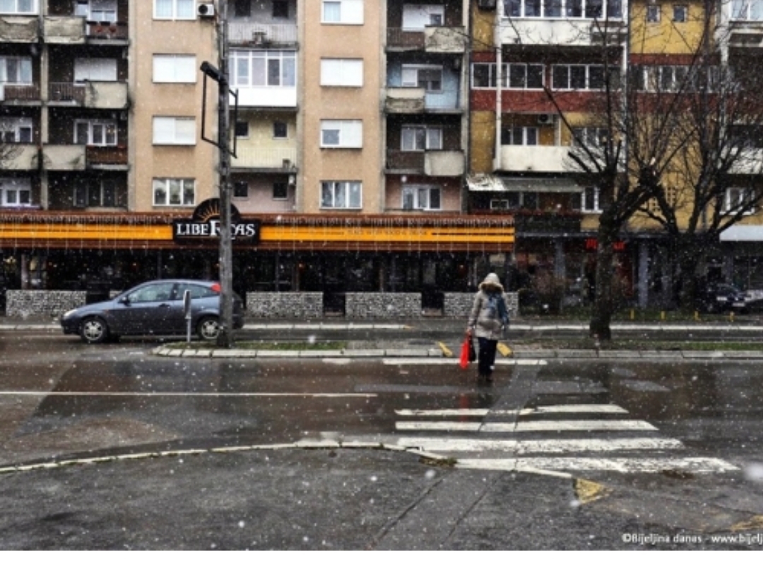 Usred aprila bijeli pokrivač na krovovima širom BiH, za desetak sati sa plus 27 na plus 1!