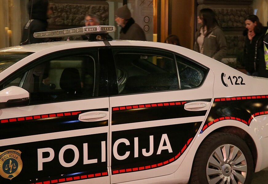 Sarajlija ostao bez automobila: Vozio bez vozačke dozvole, a za kazne duguje ČAK 75.000 KM