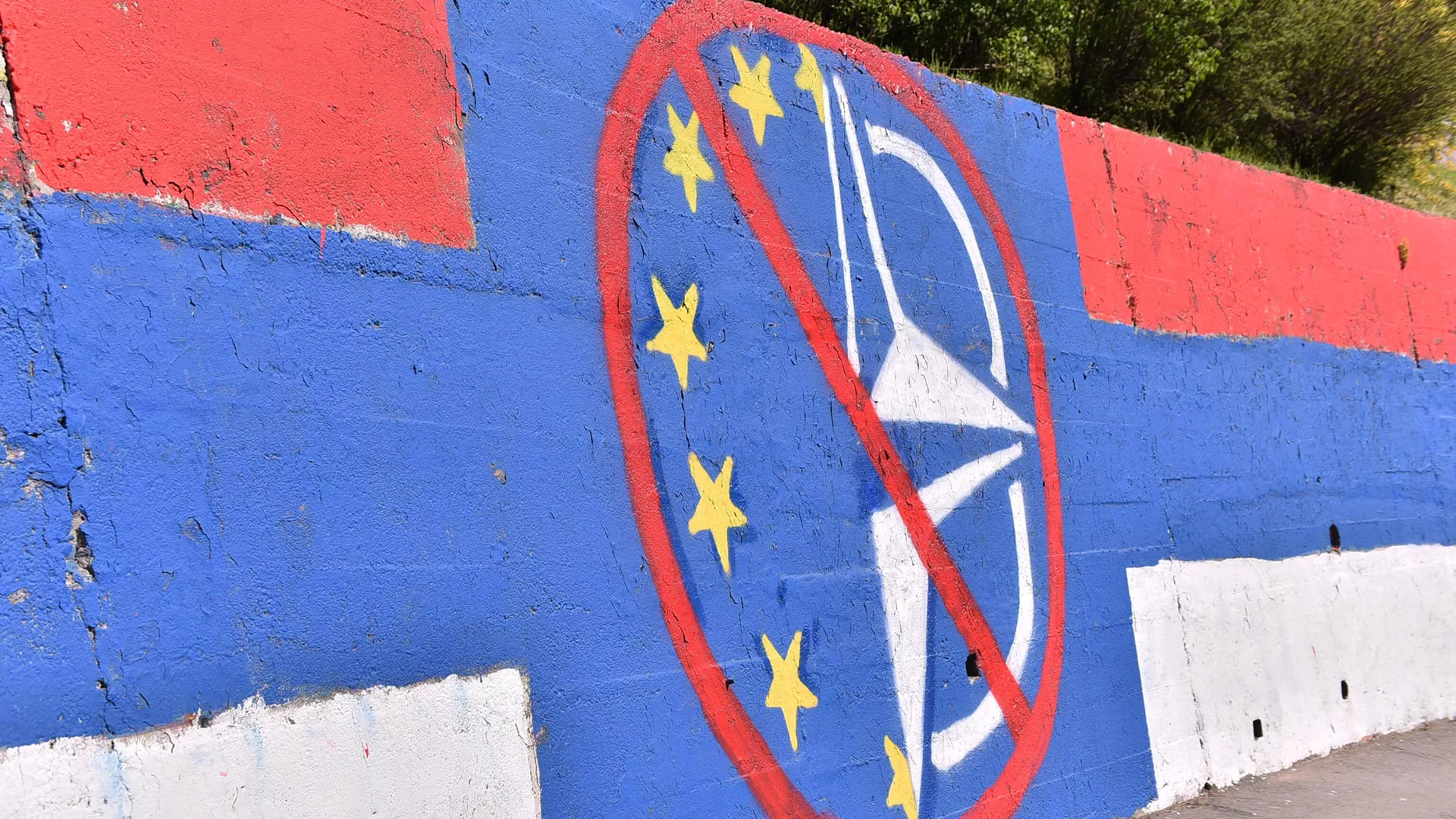 SRBIJA SE UDALJAVA! Prema najnovijim anketama građani Srbije sve više protiv ulaska u EU! Za Srbe Amerika statistička greška!?