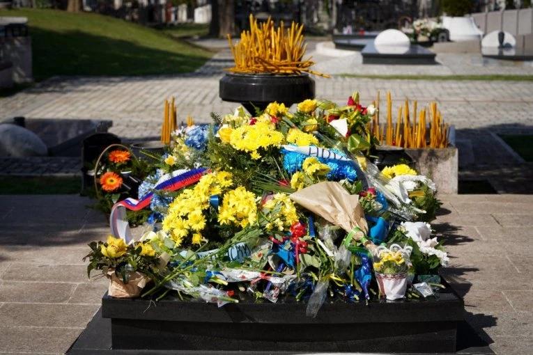 Porodica Zorana Đinđića položila vijenac na grob: Sin Luka nosio cvijeće, supruga Ružica na čelu kolone