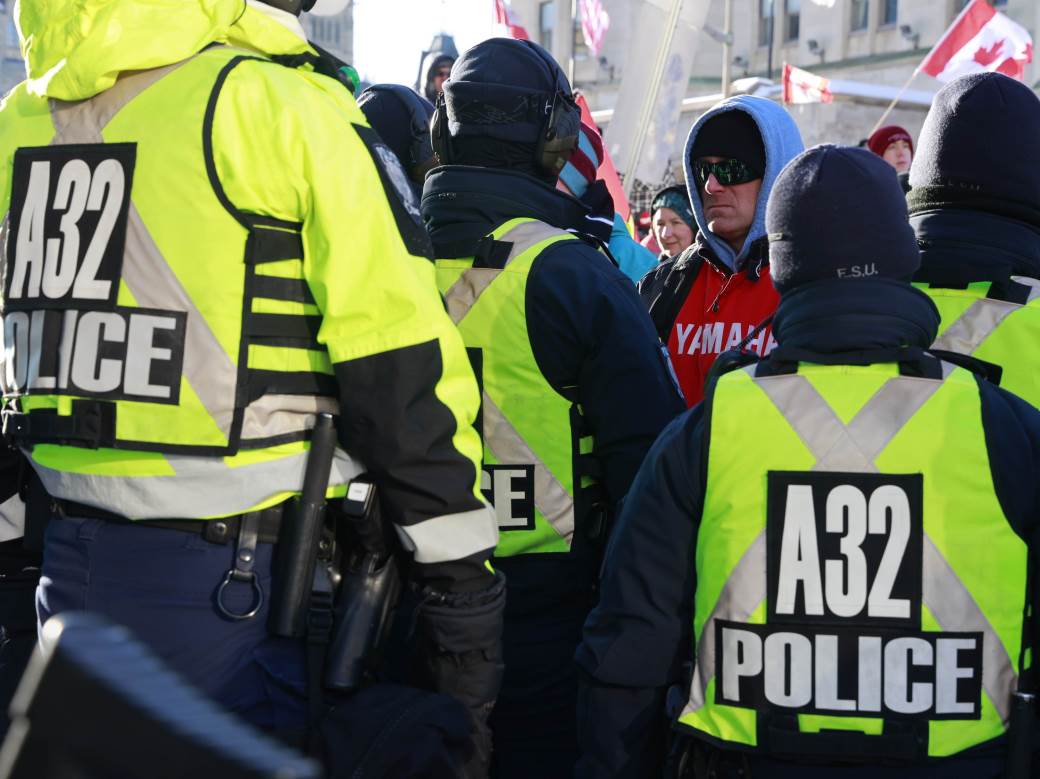 Policija u Kanadi biber sprejom i šok bombama rastjerivala kamiondžije: Protest protiv mjera prerastao u protest protiv vlade