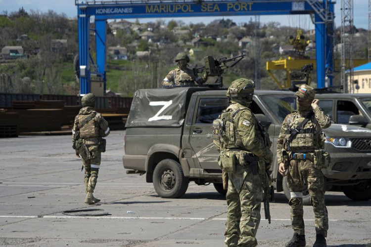 Rusi motociklima upadaju u ukrajinske rovove (VIDEO)