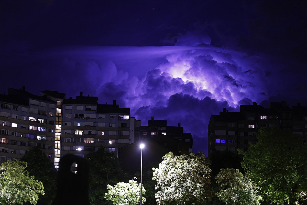 Nevrijeme krenulo sa zapada: Dvije snažne olujne ćelije blizu Slovenije, idu ka istoku