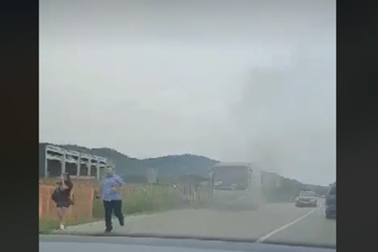 Zapalio se autobus na putu kod Doboja