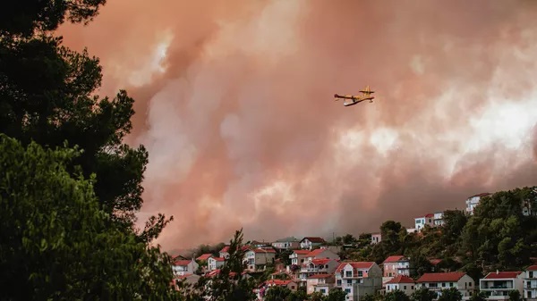 Bukti požar kod Šibenika, vidi se i iz svemira /VIDEO/:🎥 Vatra guta sve pred sobom🔥, pepeo pada i u Splitu