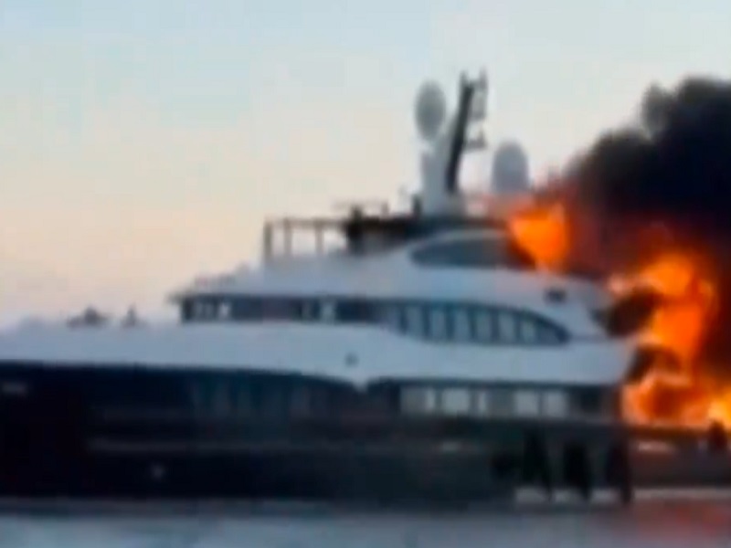 Izgorjela jahta poznatog milijardera, završila na dnu mora (VIDEO)