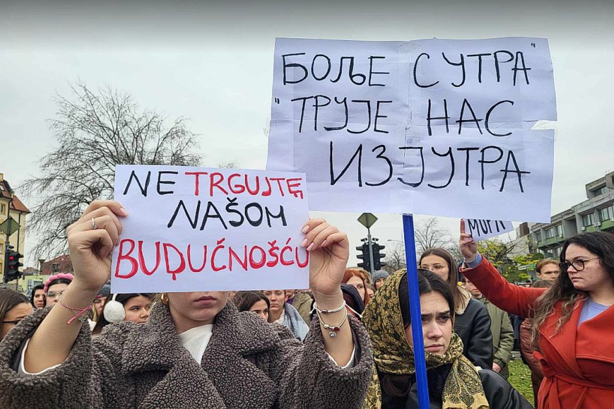 Novi Sad stao na 15 minuta za 15 žrtava: Učesnik akcije udaren Poršeom (VIDEO)