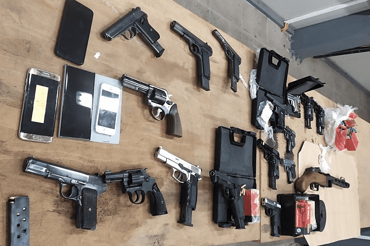 Uhapšen Nijemac sa 16 pištolja, puškom i municijom