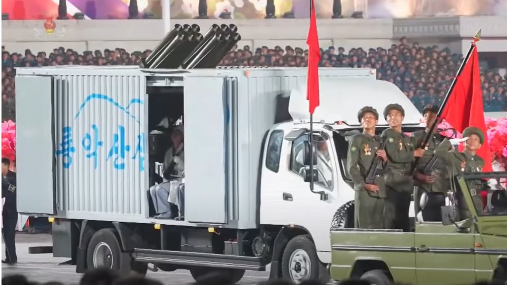 Sjeverna Koreja pokazala raketne bacače koji izgledaju kao civilni kamioni