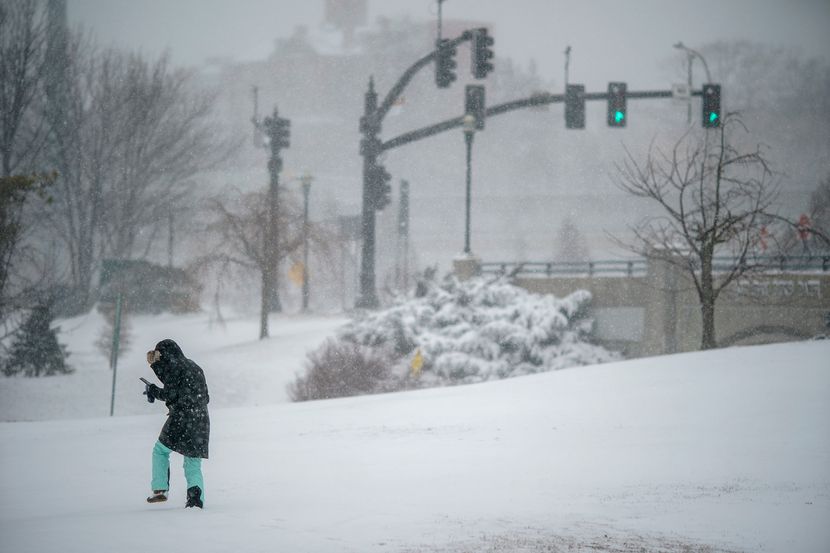 SNAŽNA SNJEŽNA OLUJA POGODILA AMERIKU Ljudi u panici pustošili rafove u radnjama