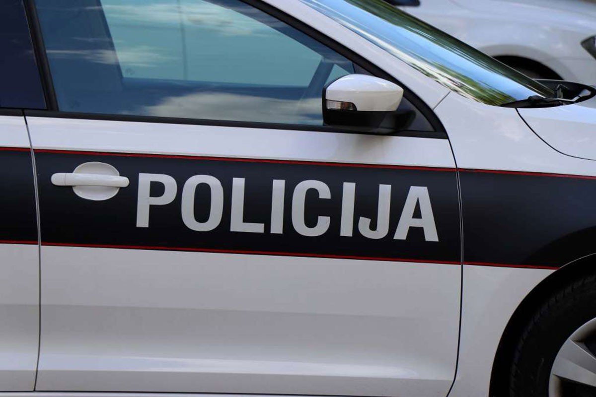 Dvojica mladića teško povrijeđena u sudaru motora i audija