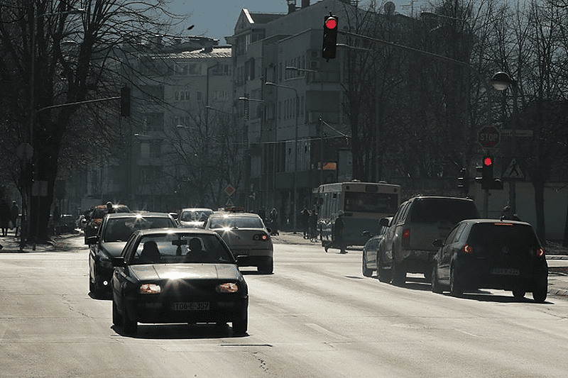U višim predjelima zbog mraza kolovoz mokar i klizav