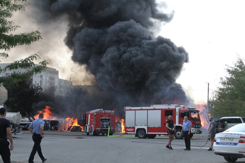 Požar u skladištu papira i plastike u Lazarevu