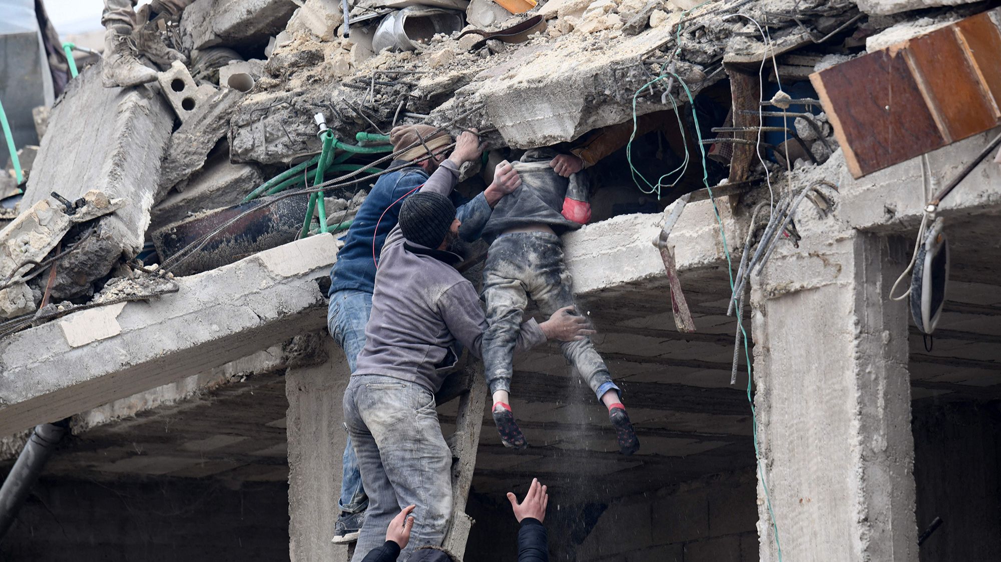 NAJNOVIJI PODACI U Turskoj poginulo najmanje 1.498 ljudi a u Sirija najmanje 810 ljudi