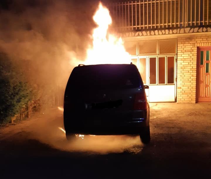 Tokom uviđaja napao policajce: Izgorio “rendž rover”