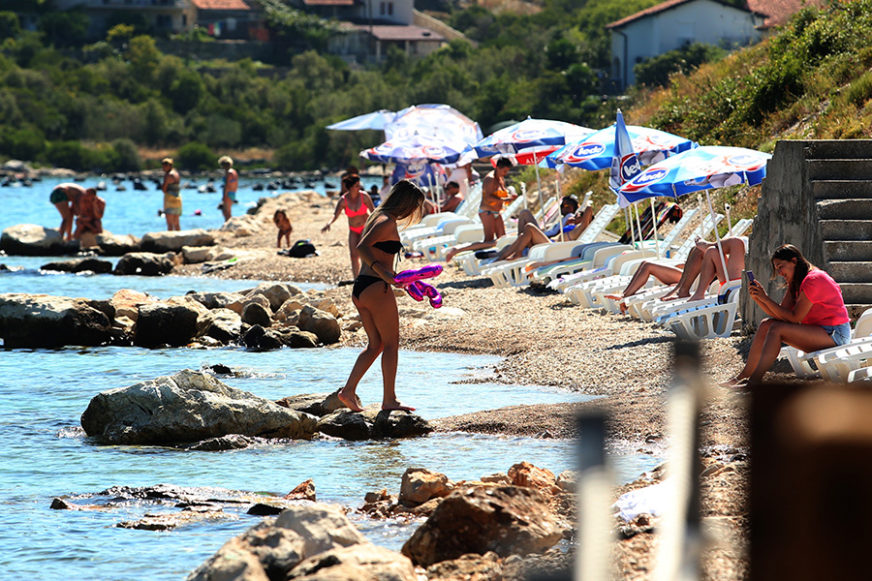 Poznato hrvatsko ljetovalište uvodi naplatu tuširanja na plaži