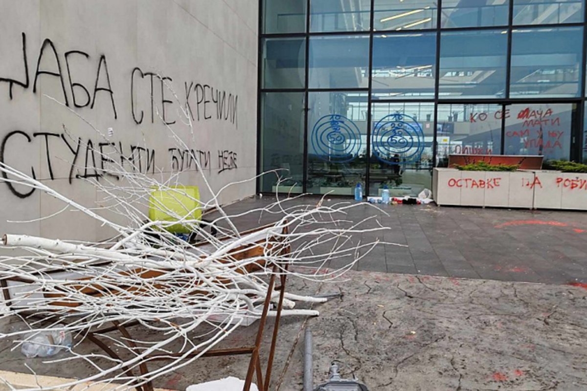 Žandarmerija potisnula studente s ulaza RTV-a, učesnici blokade se ubrzo razišli (VIDEO)