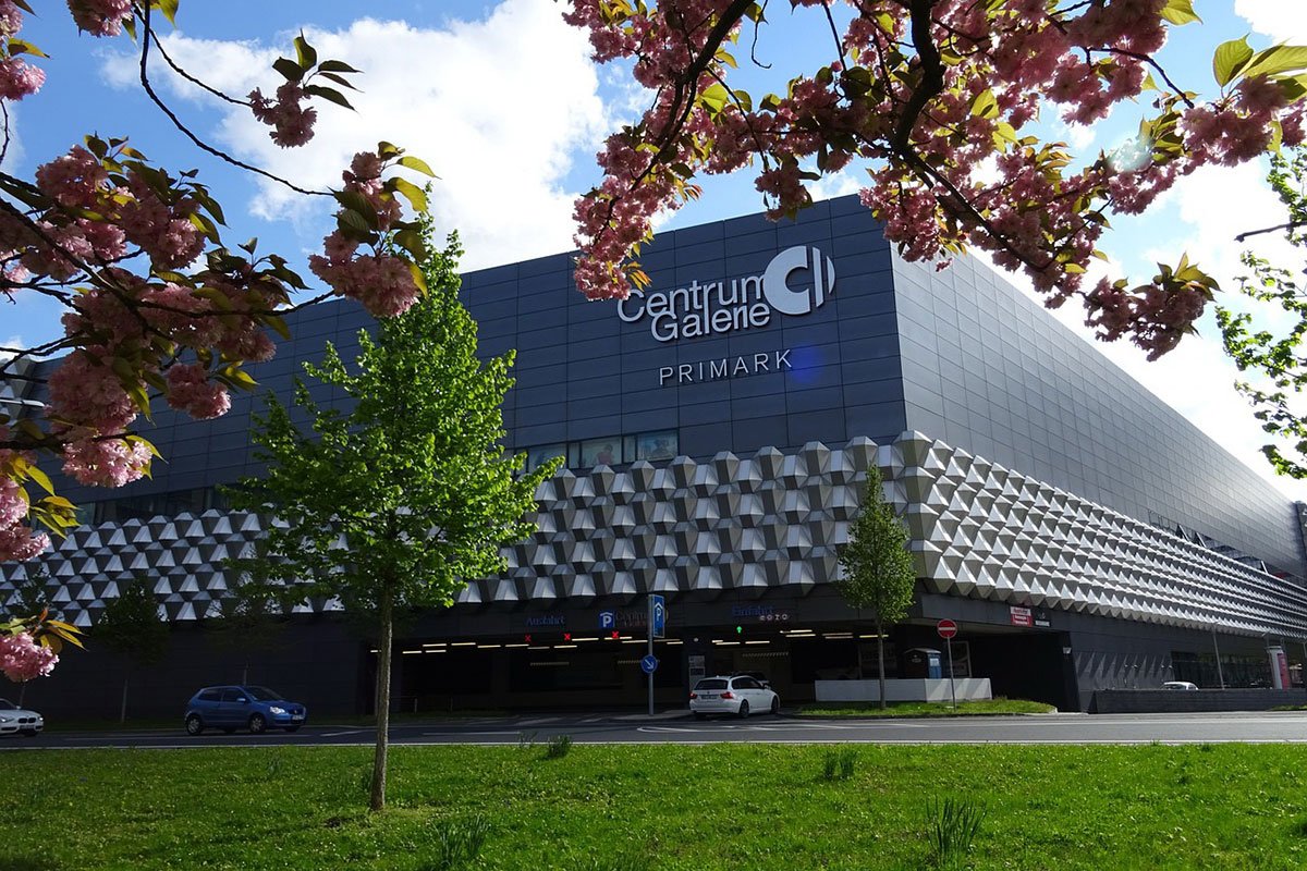 Popularni modni lanac zatvara trgovine