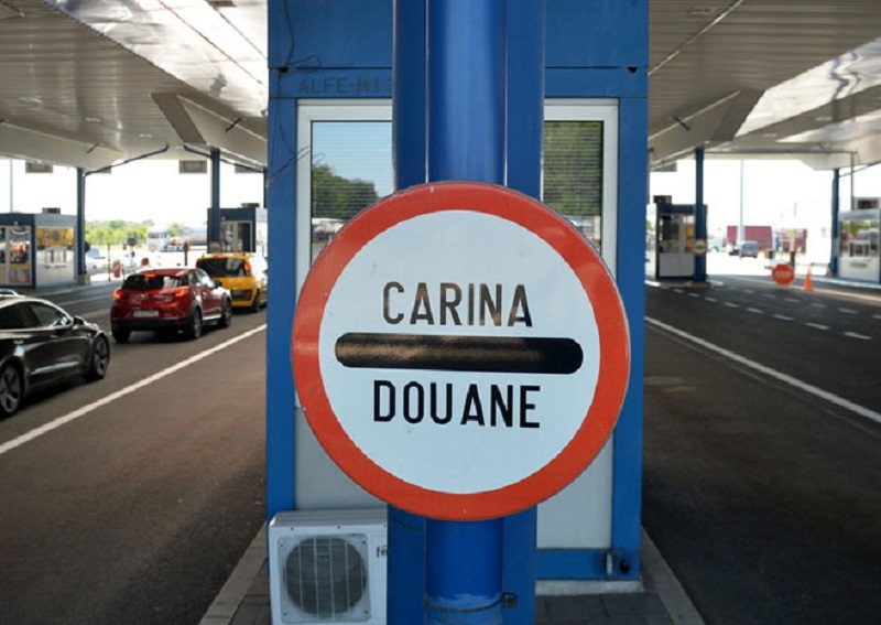 Carinice snimljene kako traže mito: 