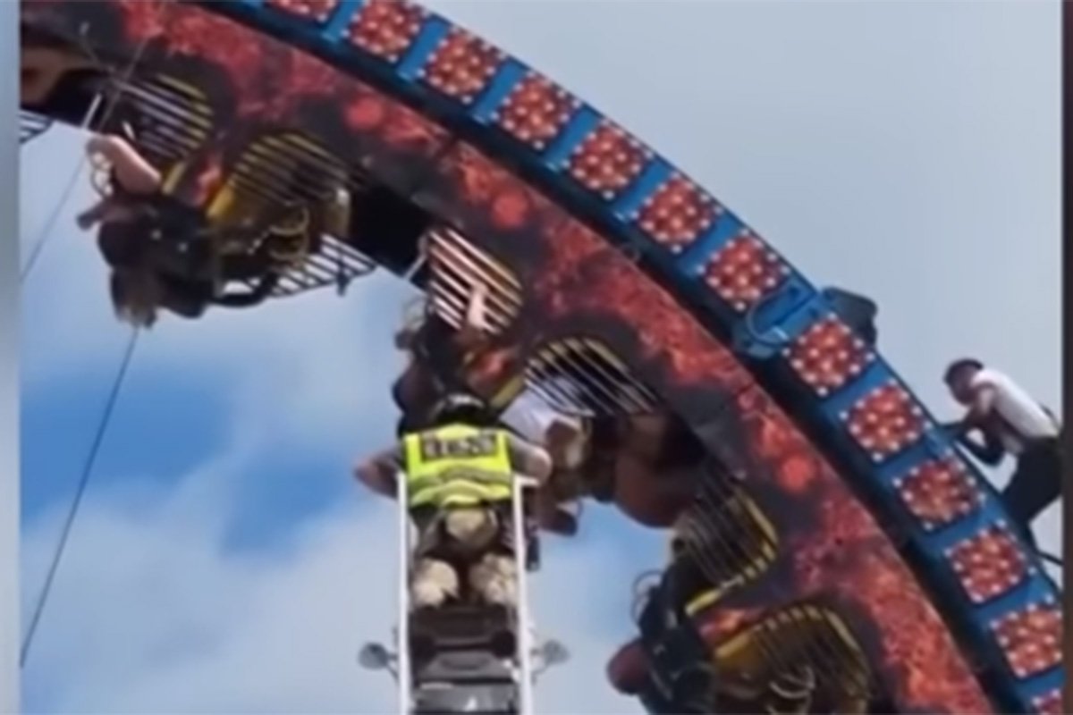 Zaglavio se rolerkoster, ljudi tri sata visili naglavačke (VIDEO)