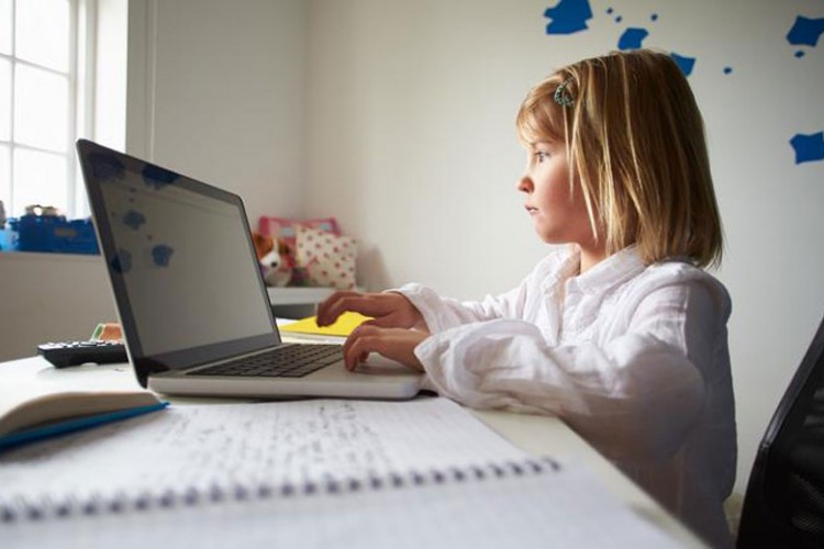 Korona ponovo uvodi onlajn lekcije