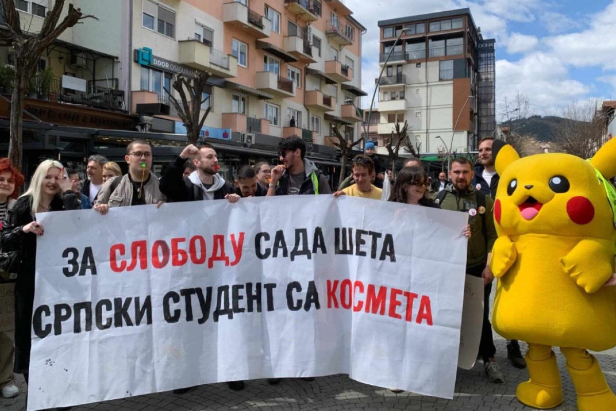 Pikaču sa studentima na protestima, hit fotografija iz Novog Pazara