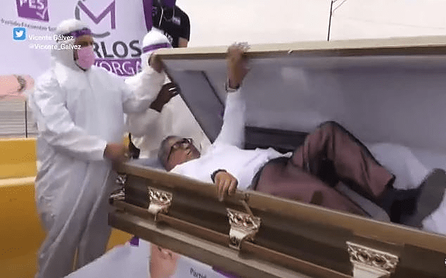 Političar kampanju započeo IZ KOVČEGA 