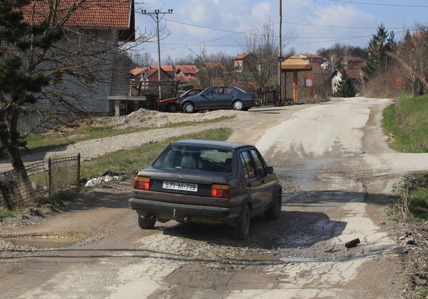 Na računu milioni, a na drumovima RUPA DO RUPE: Nelogičnosti u poslovanju 
