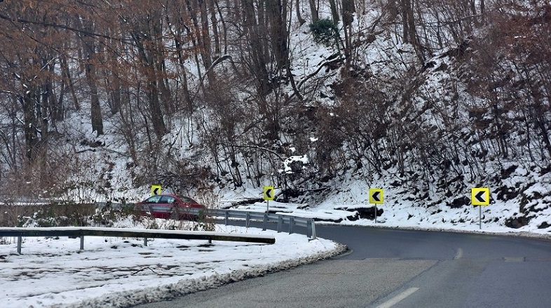 VOZAČI OPREZ! kolovoz klizav i mokar zbog snijega