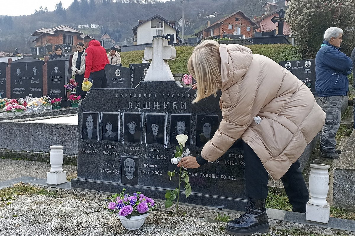 30 GODINA PORODICE 56 MASAKRIRANIH ČEKAJU PRAVDU Na godišnjicu pokolja pustili osumnjičene pripadnike Armije BiH