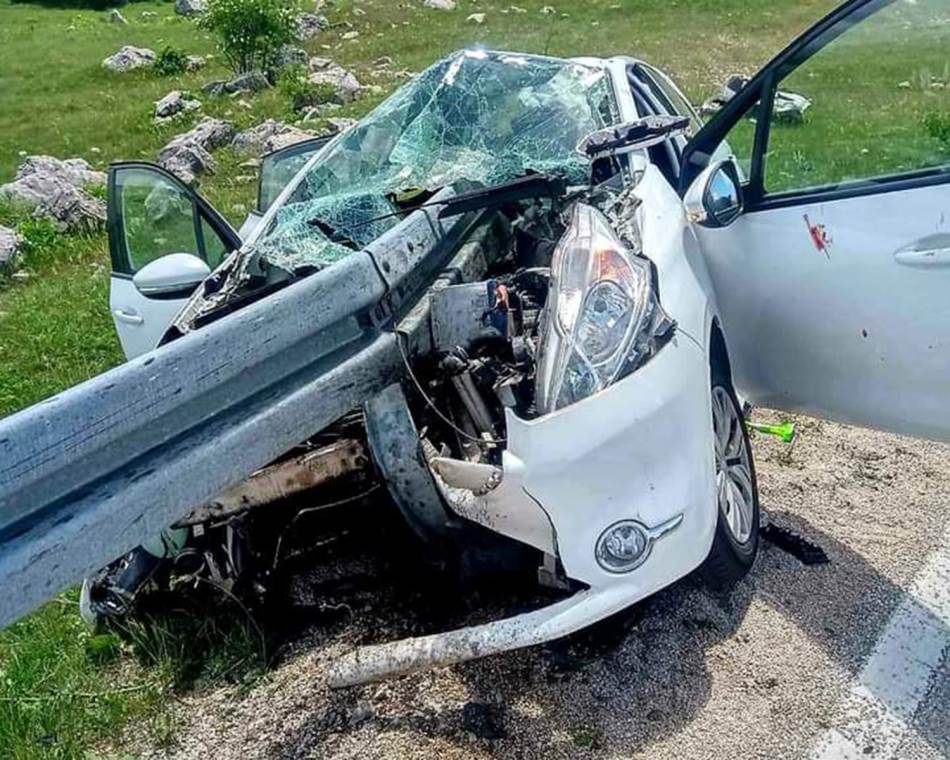 Jezive scene, auto ostao da visi na bankini: Troje povrijeđenih na putu Gacko-Bileća