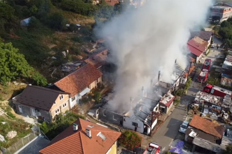 Izgorio stambeni kompleks u Sarajevu, nekoliko porodica ostalo bez krova nad glavom