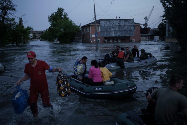 Više od hiljadu ljudi evakuisano nakon urušavanja Kahovke, iscurile tone nafte (FOTO)