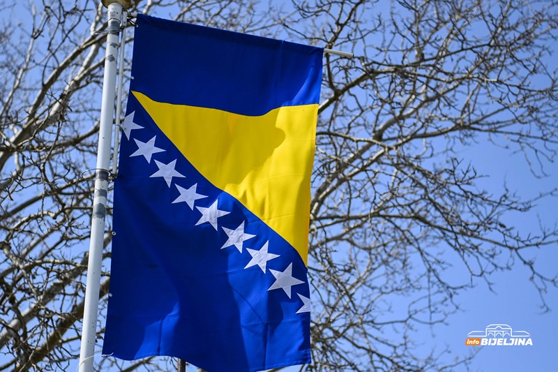 Majka i kćerka uhapšene zbog paljenja zastave BiH u Brčkom