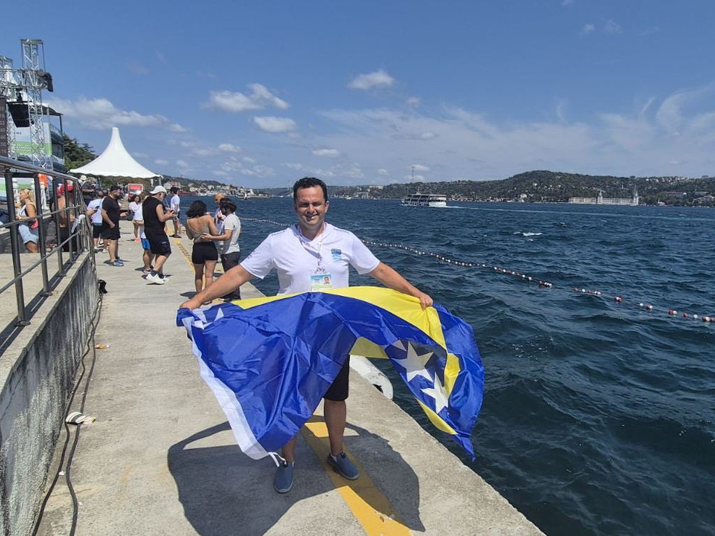 Bosanac otac četvoro djece uspješno preplivao Bosforski zaliv dugačak 6,5 kilometara