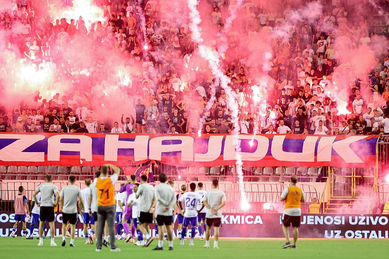 Torcida napravila haos na Poljudu, bakljama je zasula igrače Hajduka poslije ubjedljive pobjede