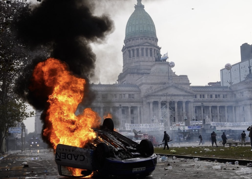 Buenos Aires u plamenu, veliki protesti  zbog kontroverzne reforme predsjednika