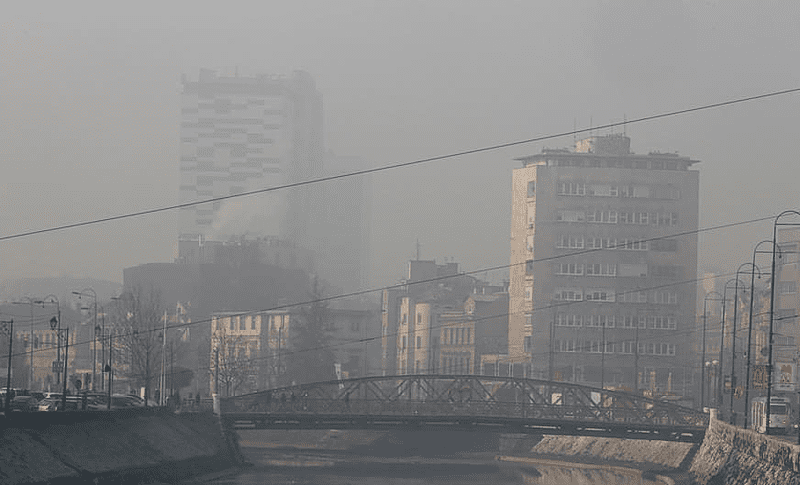 GRAD SE GUŠI U SMOGU Pulmolog savjetuje stanovnike Sarajeva da se ŠTO MANJE kreću, EVO kako se još zaštiti