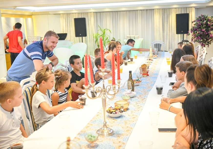 Mali znak pažnje: Stanivuković u svom domu ugostio djecu iz višečlanih porodica